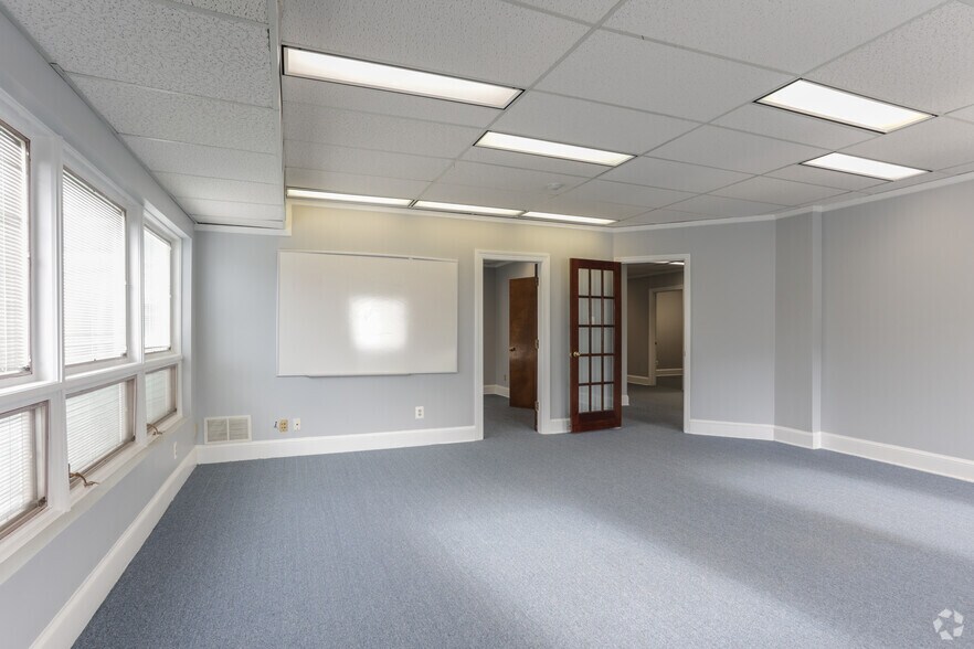 More Photos Of 604 S King St, Leesburg Office For Sale