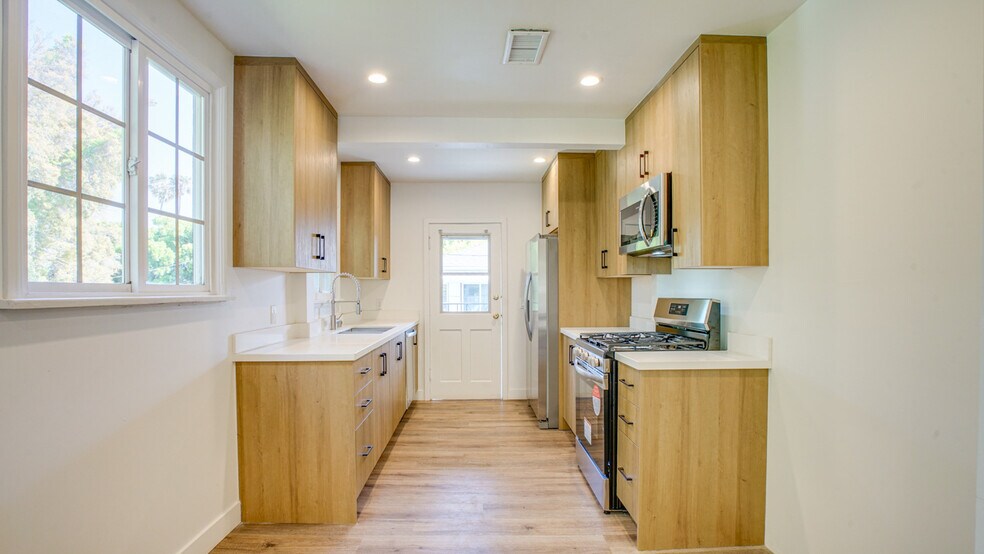 More Photos Of 6112-6114 Saturn St, Los Angeles Apartments For Sale