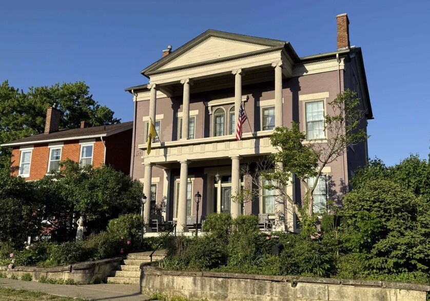 More Photos Of 1004 Park Ave, Galena Specialty For Sale