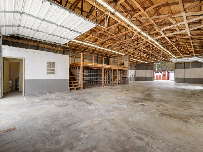 More Photos Of 3261 New Bern Hwy, Jacksonville Light Distribution For Lease
