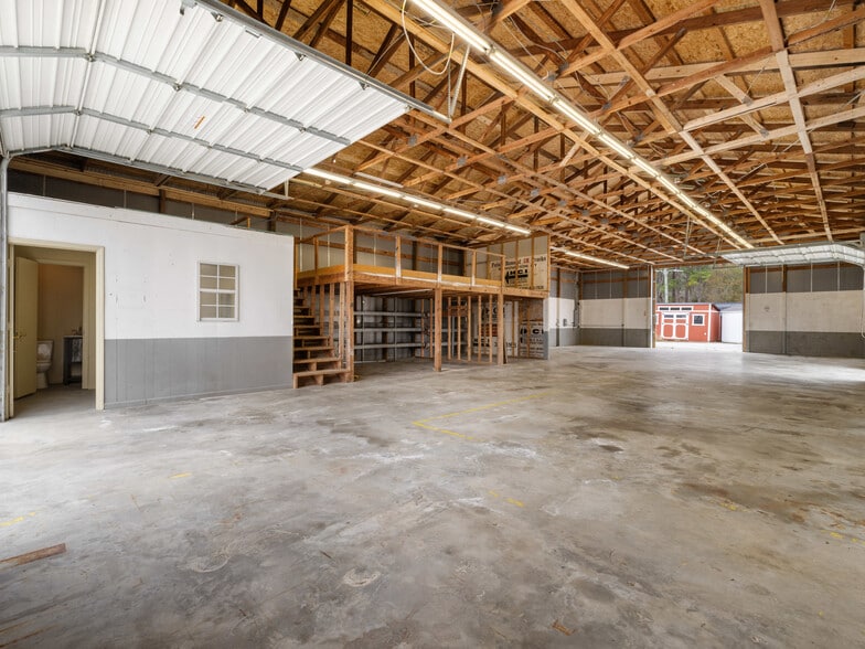 More Photos Of 3261 New Bern Hwy, Jacksonville Light Distribution For Lease