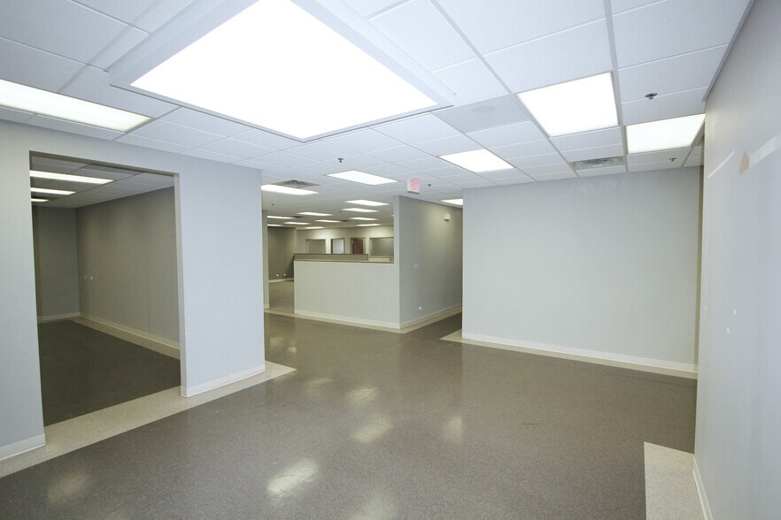 More Photos Of 1300-1320 Plum Grove Rd, Schaumburg Light Manufacturing For Lease
