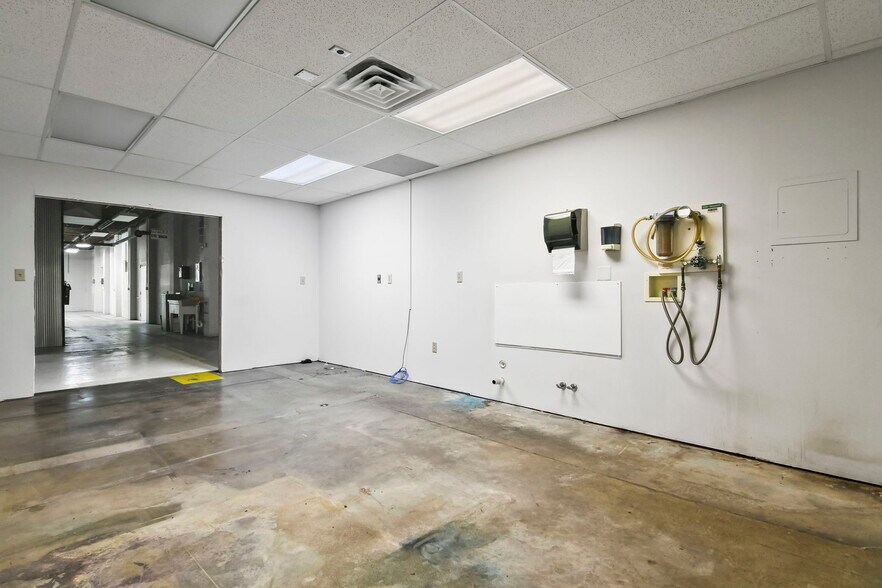 More Photos Of 901 N MacArthur Blvd, Springfield Warehouse For Lease