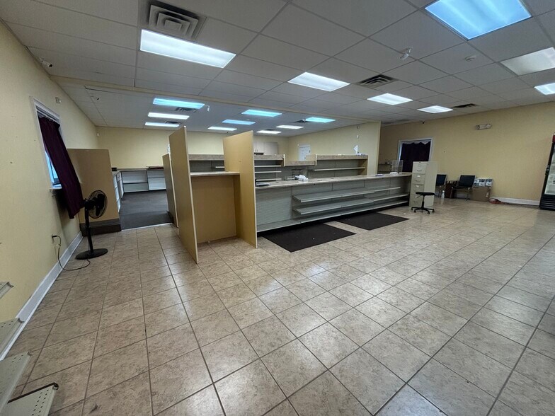 More Photos Of 704 S Us-27, Havana Drugstore For Sale