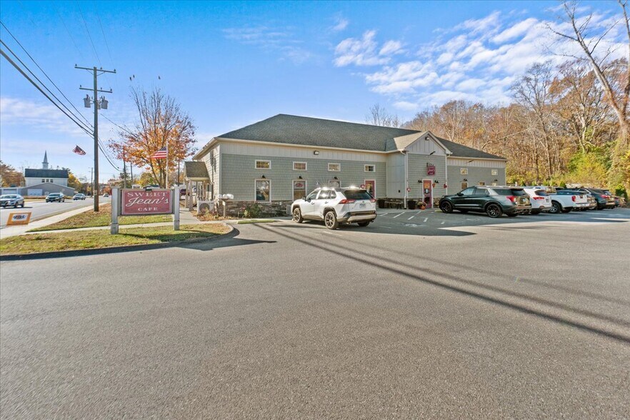 More Photos Of 13 N Main St, East Hampton Showroom For Lease