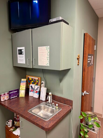 More Photos Of 1600 Commerce Park Dr, Chelsea Medical For Sale
