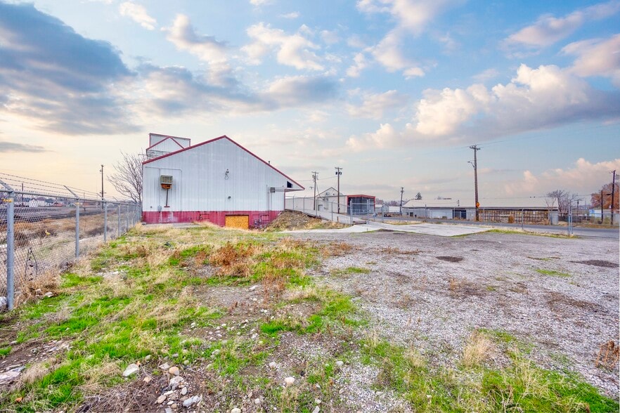 More Photos Of 206 N Benton St, Kennewick Warehouse For Lease