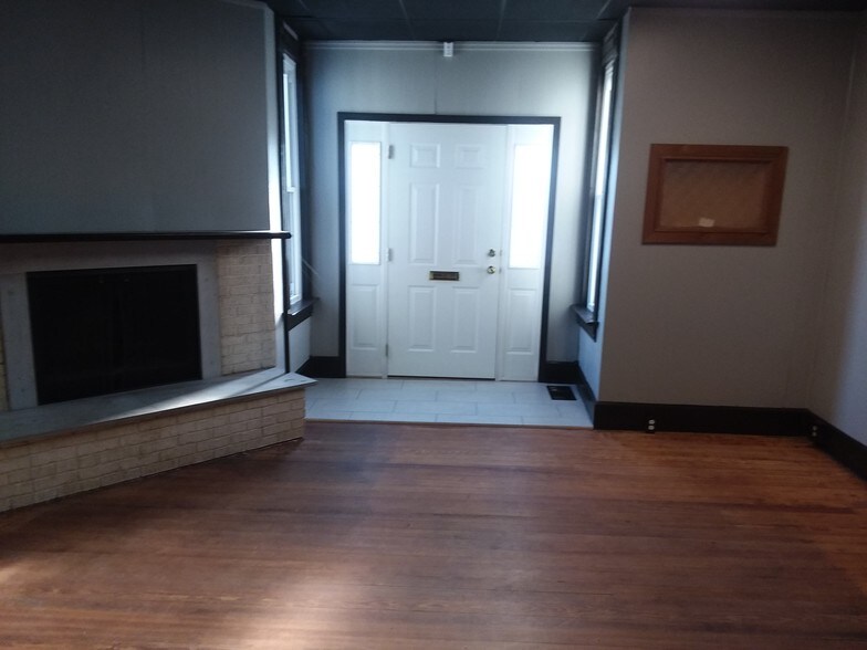 More Photos Of 635 S Lincoln Ave, O'Fallon Storefront Retail Office For Sale