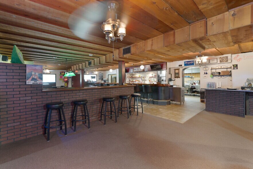 More Photos Of 18089 W State St, Vandalia Bar For Sale