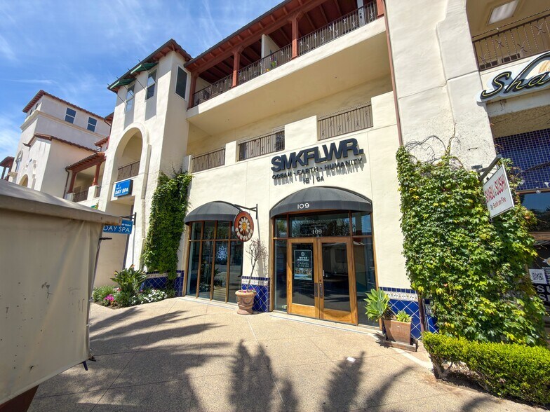 More Photos Of 301 N Main St, Huntington Beach General Retail For Lease