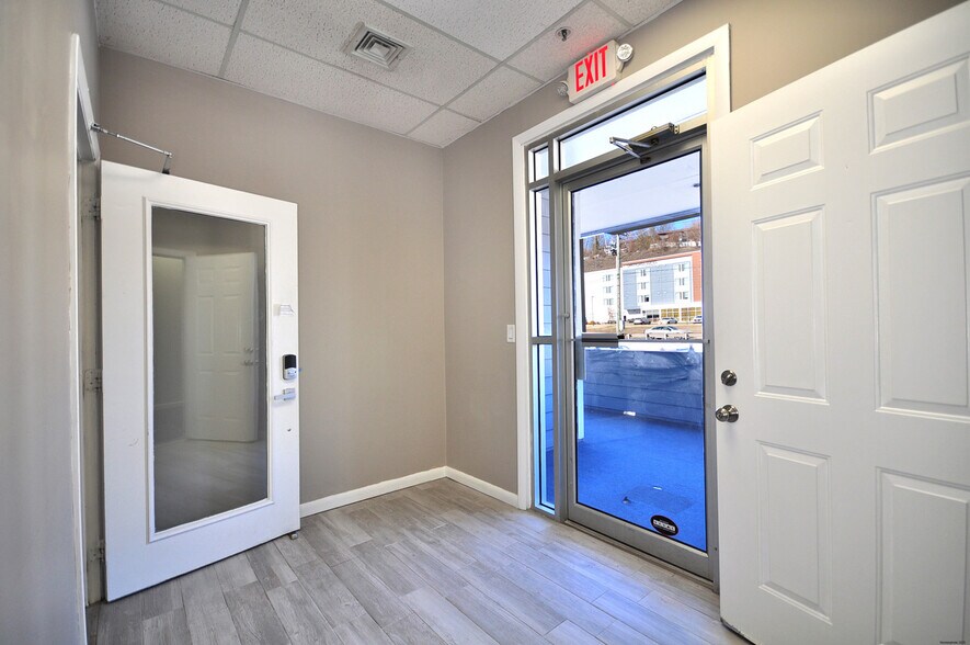 More Photos Of 75 Berlin Rd, Cromwell Medical For Lease