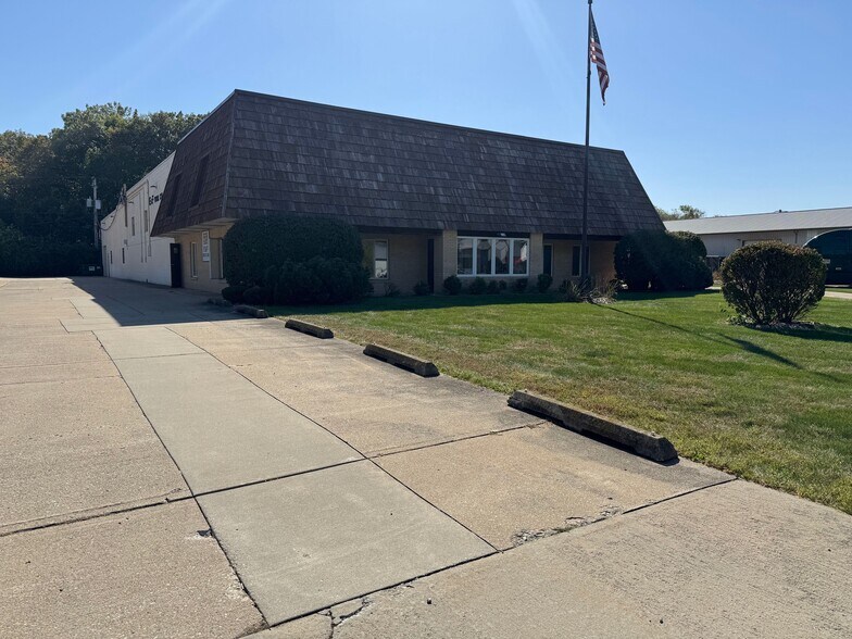 More Photos Of 213 Amendodge Dr, Shorewood Manufacturing For Sale