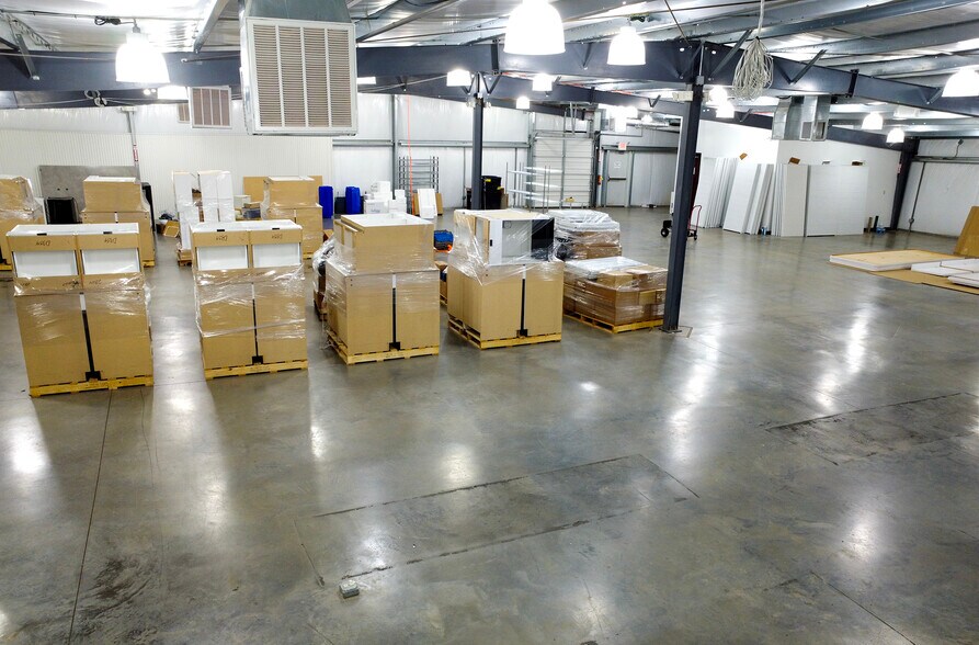 More Photos Of 4285 Hwy 31 W, Tyler Showroom For Lease