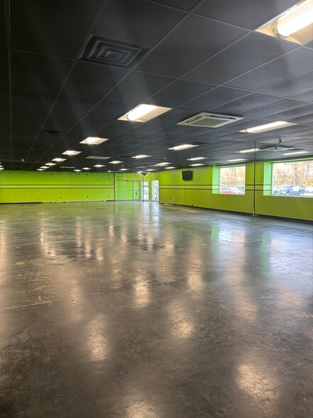 More Photos Of 611 Dutchess Tpke, Poughkeepsie Freestanding For Lease