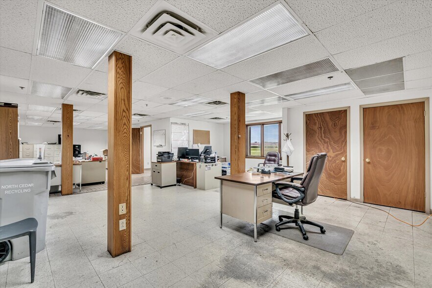 More Photos Of 202 1st St S, Kalona Manufacturing For Sale