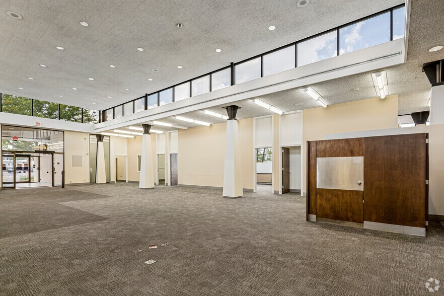 More Photos Of 469 N Seymour Ave, Mundelein Bank For Sale
