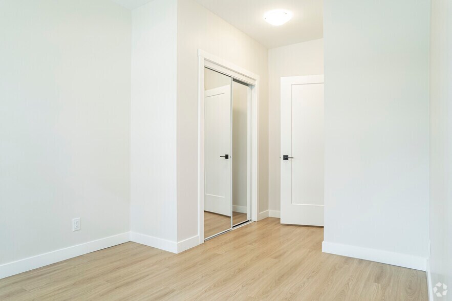 More Photos Of 909 5 Av SW, Calgary Apartments For Lease