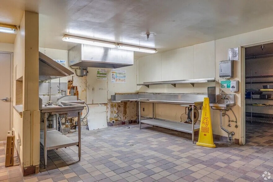 More Photos Of 13818 N Thunderbird Blvd, Sun City Rehabilitation Center For Lease
