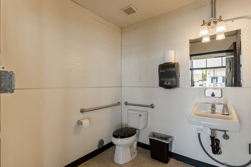 More Photos Of 402 W Chapman Ave, Orange Storefront For Lease