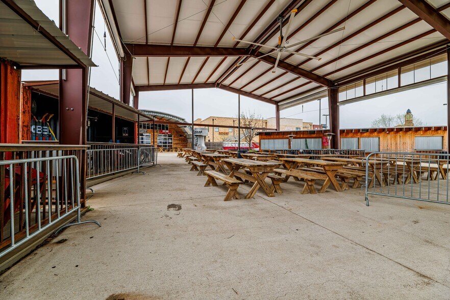 More Photos Of 309 S Oak St, Roanoke Restaurant For Lease