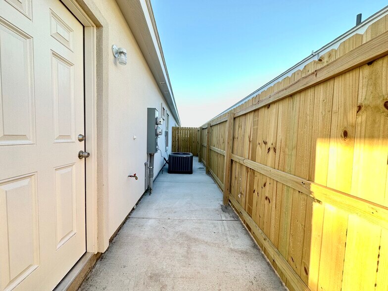 More Photos Of 1014 Starr St, Mercedes Apartments For Sale