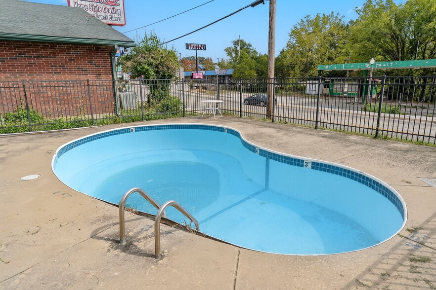 More Photos Of 1325 W Highway 76, Branson Hotel For Sale