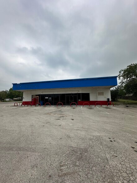 More Photos Of 246 Pearl st, Goliad Storefront For Sale