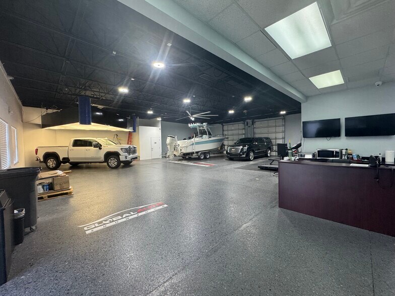 More Photos Of 2840 Manatee Ave E, Bradenton Showroom For Sale