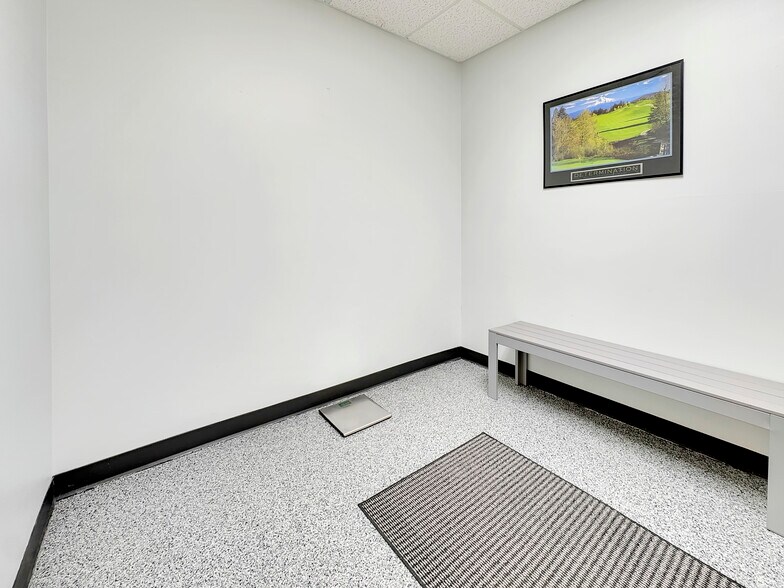 More Photos Of 808 4th St NE, Hampton Office For Sale