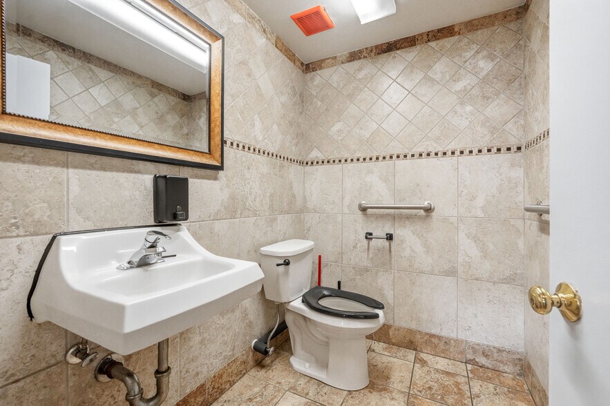 More Photos Of 924 N Bethlehem Pike, Ambler Restaurant For Sale