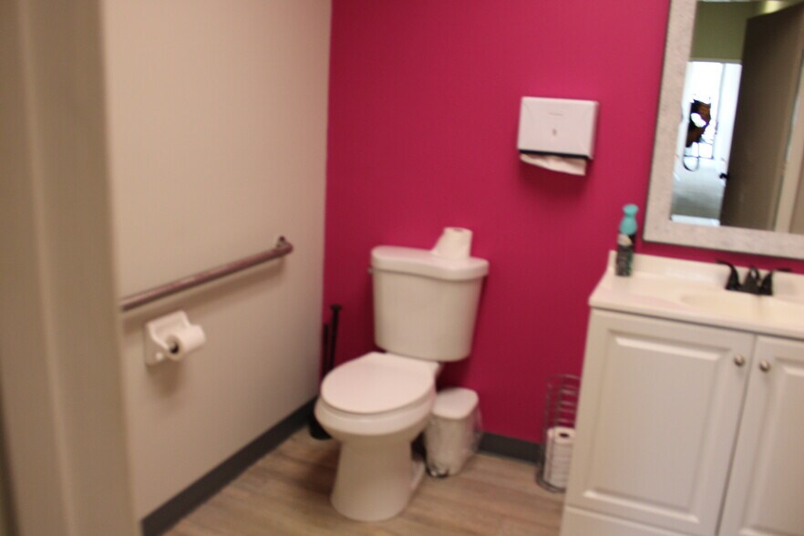 More Photos Of 2260-2292 Commercial Way, Spring Hill Storefront For Lease