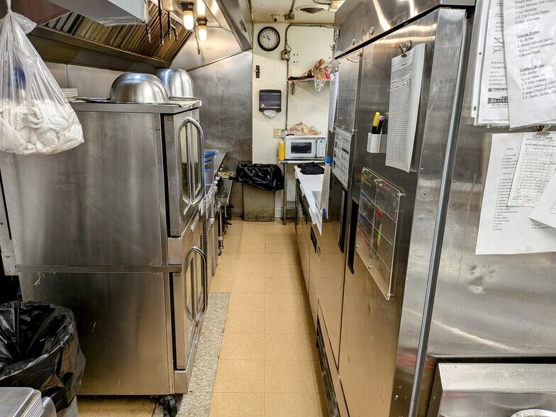 More Photos Of 406 Cherry Ave, Rochelle Sports And Entertainment For Sale