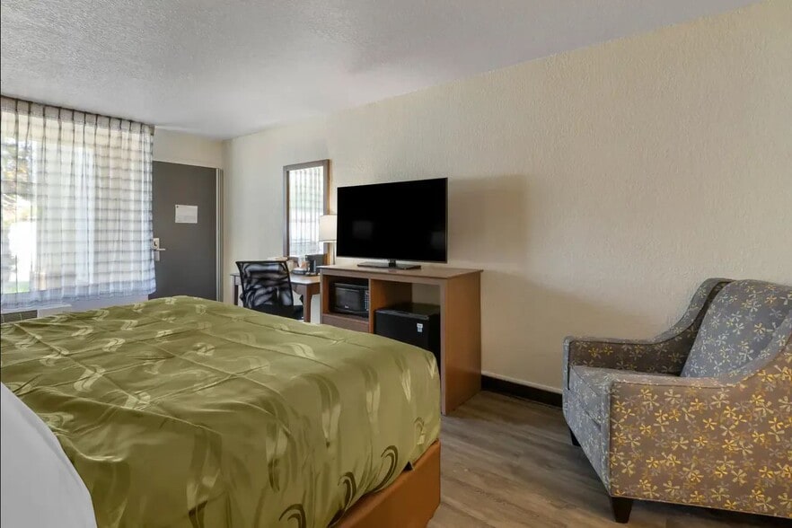 More Photos Of 2595 54th Ave N, Saint Petersburg Hotel For Sale
