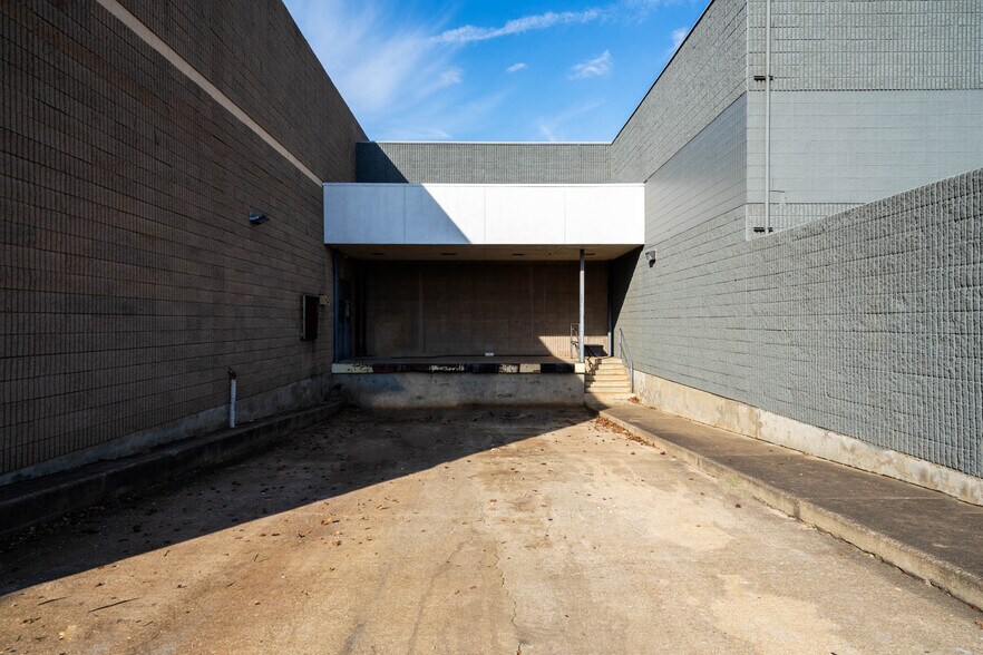 More Photos Of 3520 McCann Rd, Longview Department Store For Sale