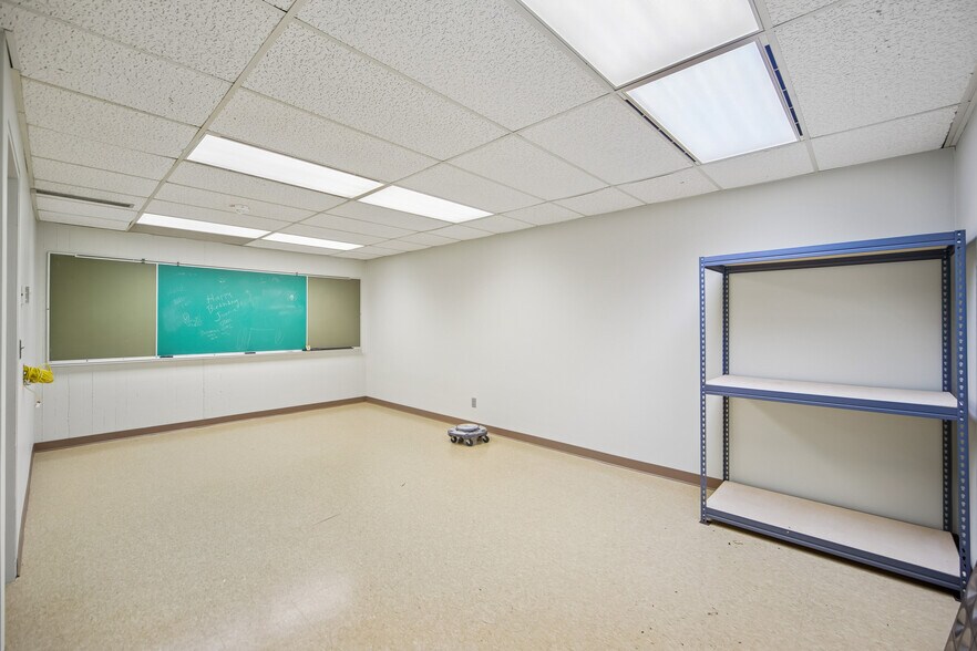 More Photos Of 2805 Beaver Ave, Des Moines Bank For Sale