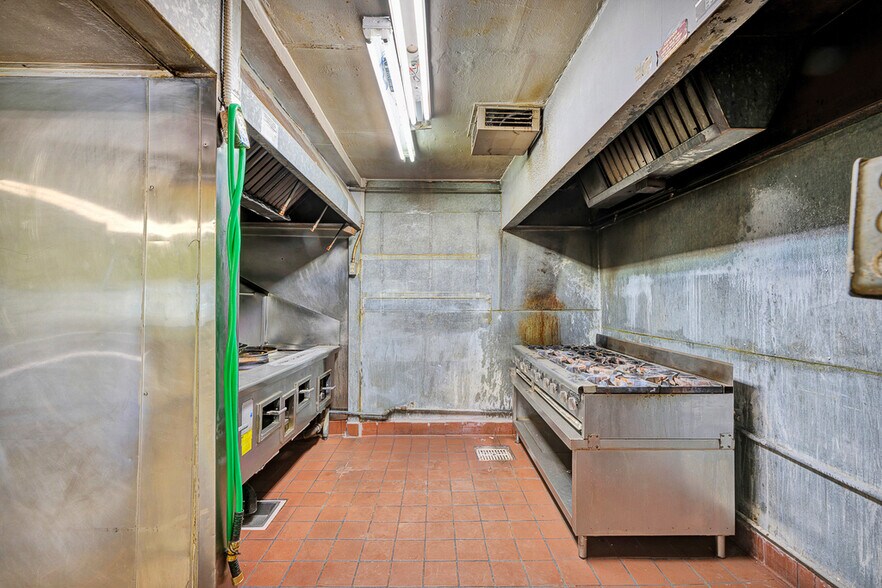 More Photos Of 5611 Hollywood Blvd, Los Angeles Storefront For Lease