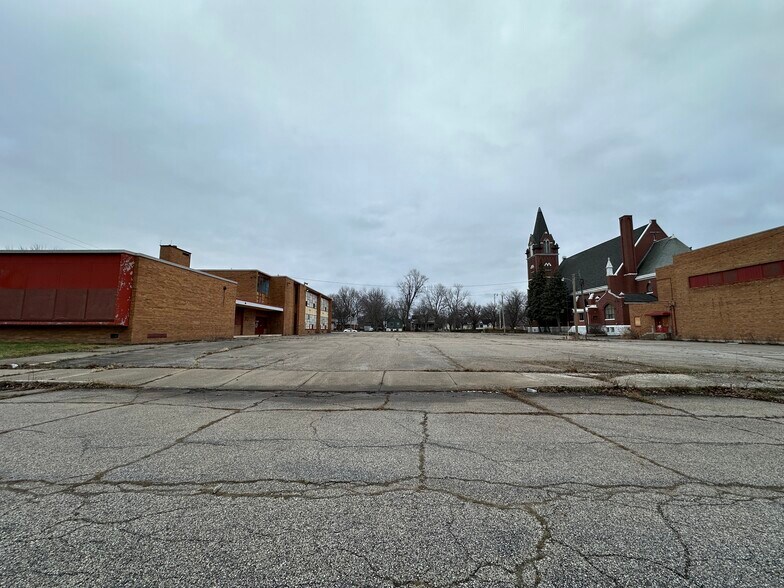 More Photos Of 1123 N Sherman St, Bay City Schools For Lease