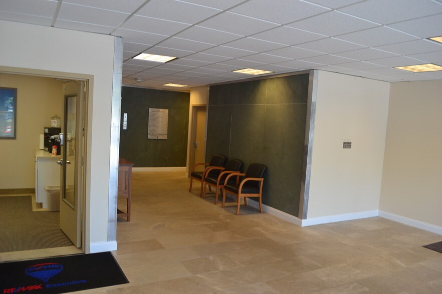 More Photos Of 650 Ritchie Hwy, Severna Park Office For Lease