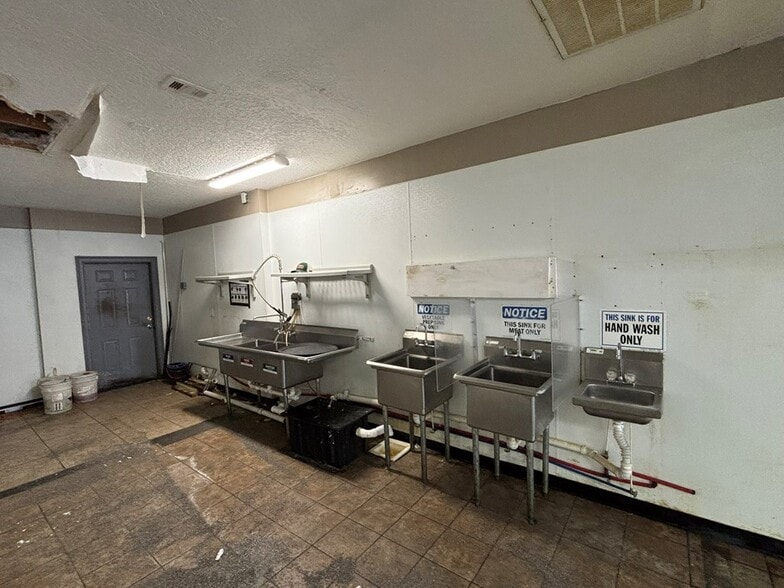 More Photos Of 1305 Baytree Rd, Valdosta Freestanding For Sale