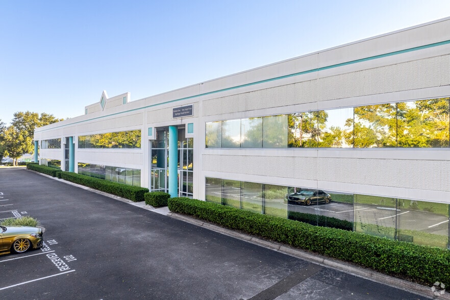 More Photos Of 7507 Kingspointe Pkwy, Orlando Unknown For Lease