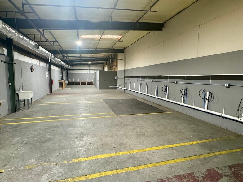 More Photos Of 408 N Springs Rd, Columbia Warehouse For Lease