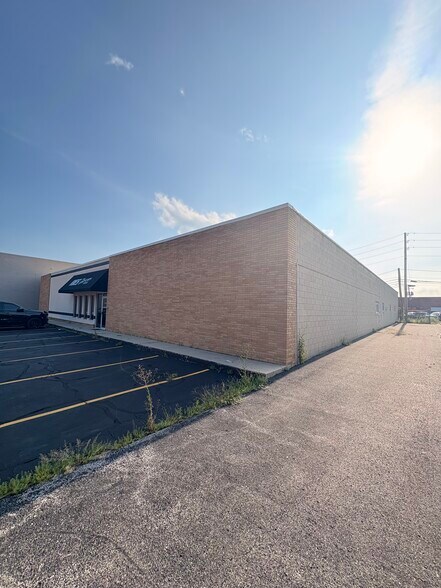 More Photos Of 1927 N Capitol Ave, Indianapolis Flex For Sale