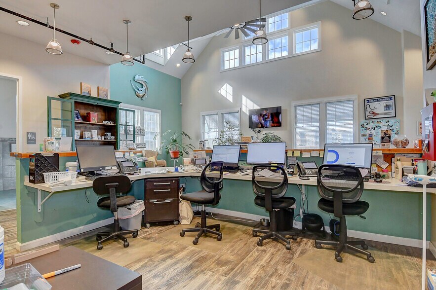 More Photos Of 9650 Shore Dr, Norfolk Veterinarian Kennel For Sale