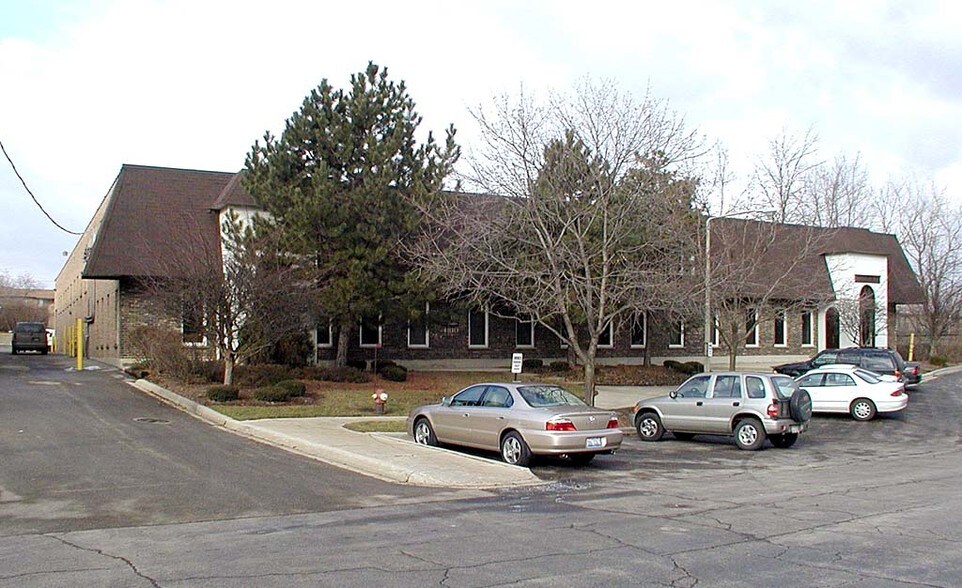 More Photos Of 4810 Venture St, Lisle Warehouse For Sale