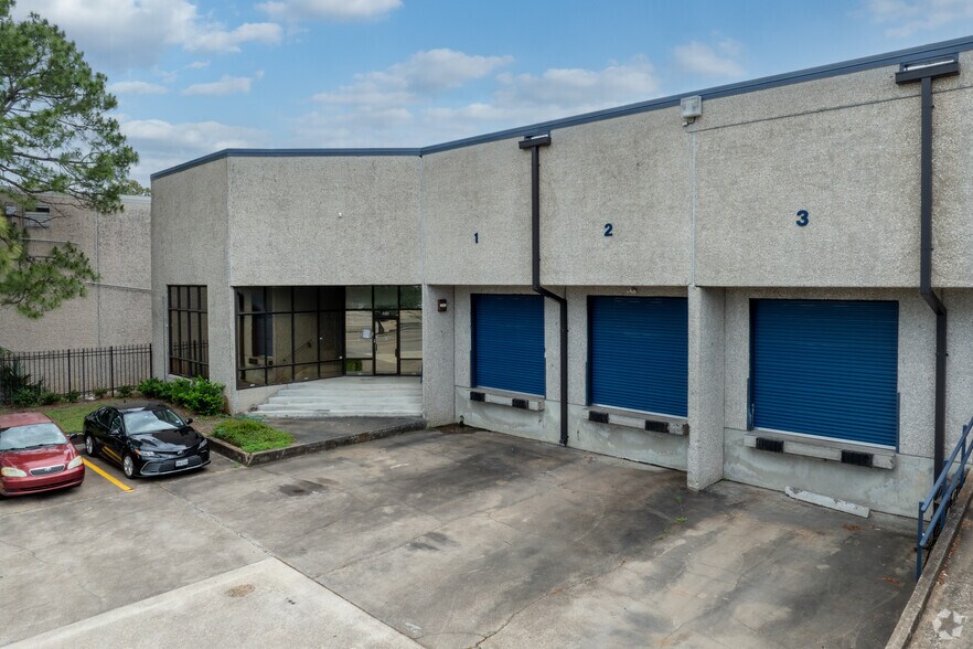 More Photos Of 301-307 Garden Oaks Blvd, Houston Warehouse For Lease