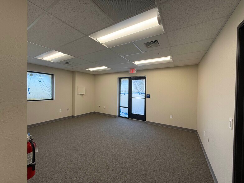 More Photos Of 1140 Glenwood ave, Turlock Showroom For Lease
