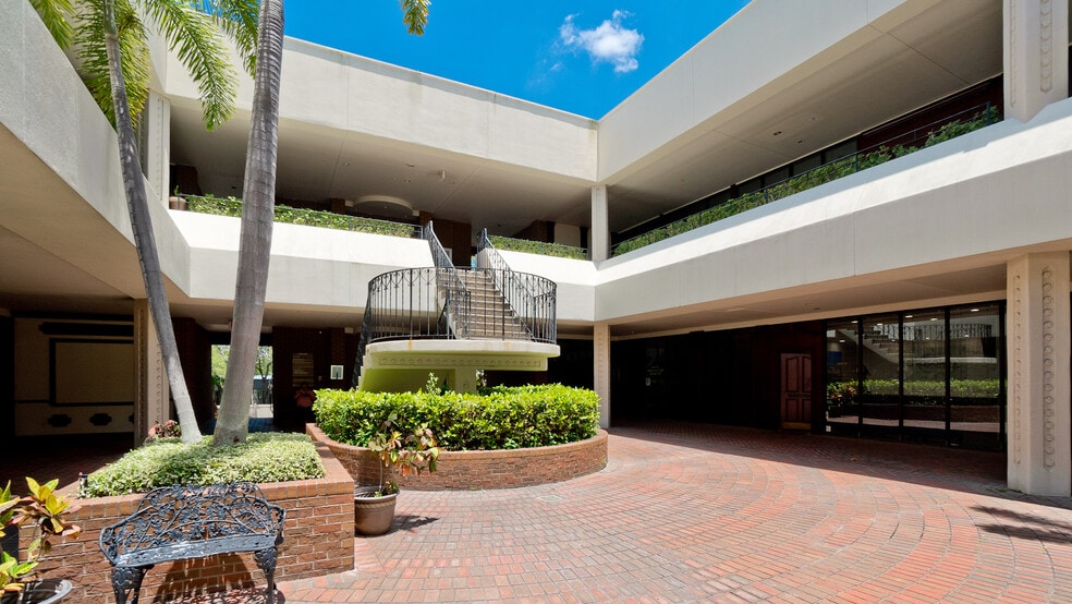 More Photos Of 2033 Wood St, Sarasota Medical For Lease