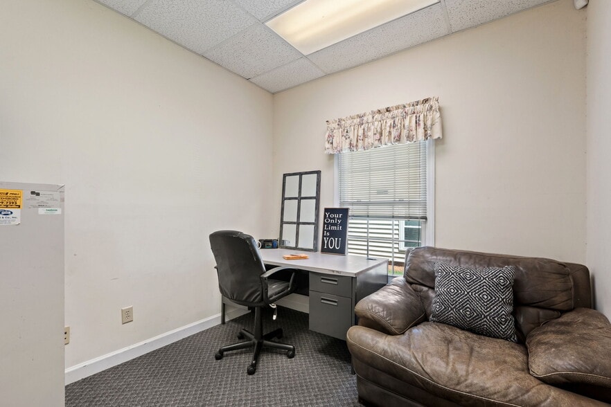 More Photos Of 1919 Boulevard St, Greensboro Office For Sale
