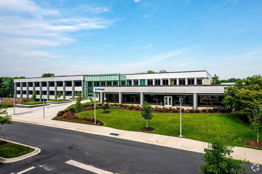 More Photos Of 401 McCullough Dr, Charlotte Office For Lease