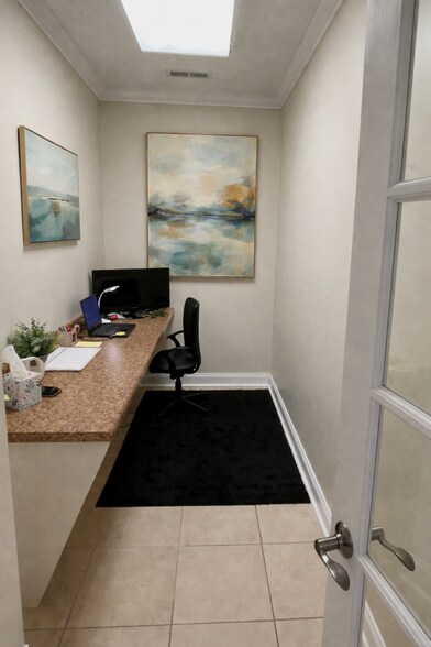 More Photos Of 303 Burwood Dr, Winston-Salem Flex For Lease